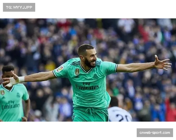 诺坎普铺设新草皮，工作人员为周末国家德比做最后准备